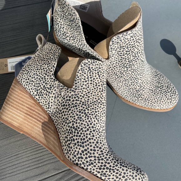 TOMS Women’s Kallie Wedge Bootie. - Picture 3 of 5